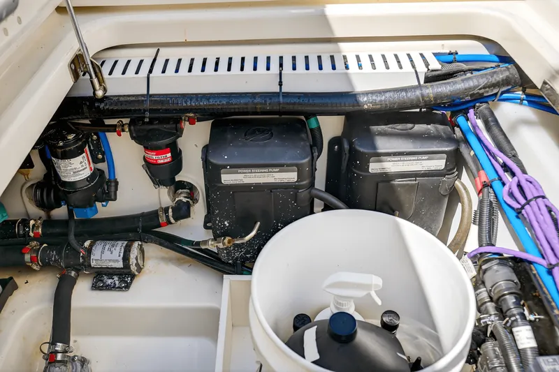 Slide: The Image of Boston Whaler 330 OUTRAGE 2021 - 59