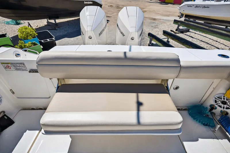 Slide: The Image of Boston Whaler 330 OUTRAGE 2021 - 60