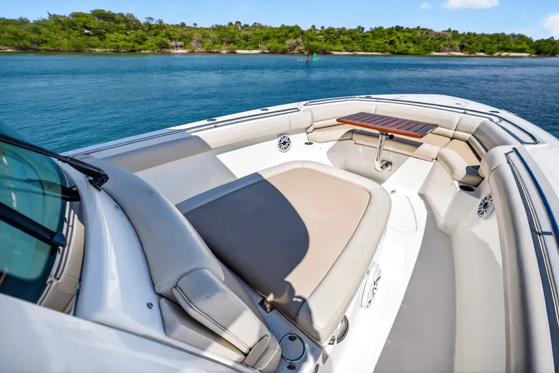 Slide: The Image of Boston Whaler 330 OUTRAGE 2021 - 64