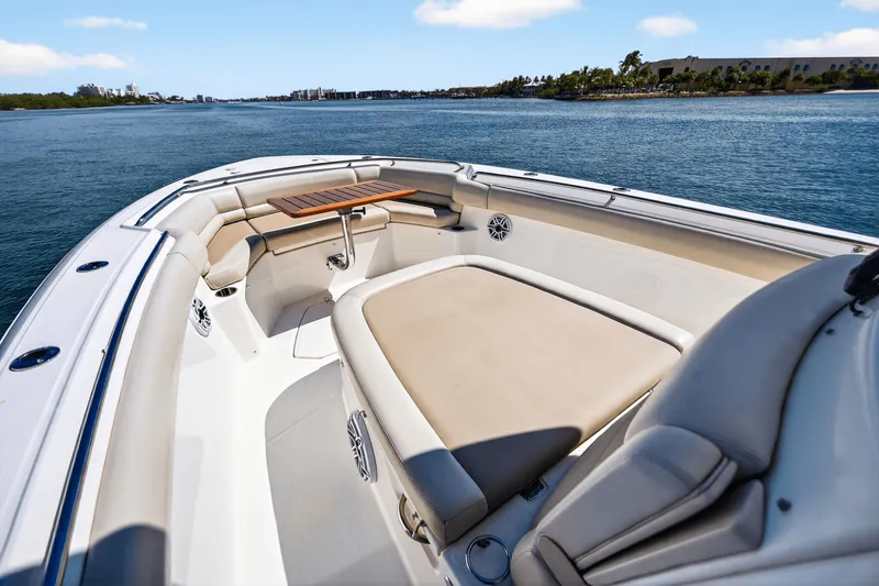 Slide: The Image of Boston Whaler 330 OUTRAGE 2021 - 66