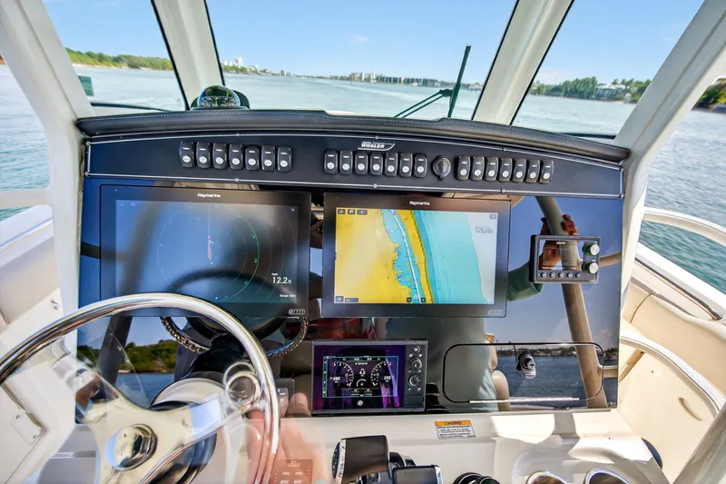 Slide: The Image of Boston Whaler 330 OUTRAGE 2021 - 67