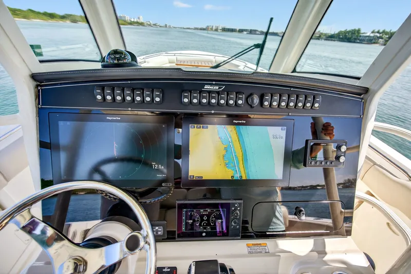 Slide: The Image of Boston Whaler 330 OUTRAGE 2021 - 68