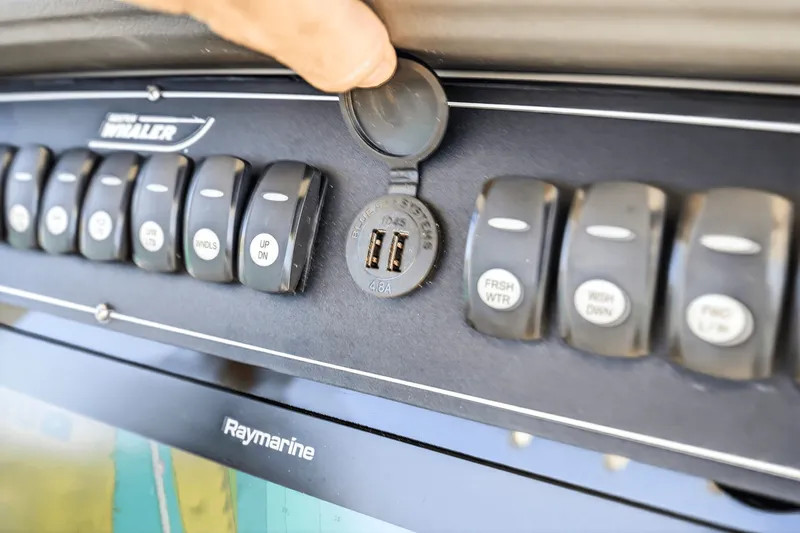 Slide: The Image of Boston Whaler 330 OUTRAGE 2021 - 70