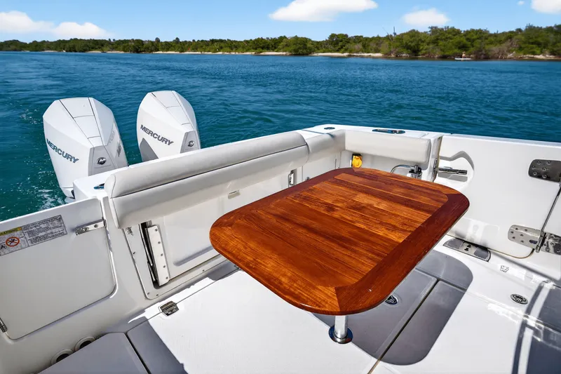 Slide: The Image of Boston Whaler 330 OUTRAGE 2021 - 73