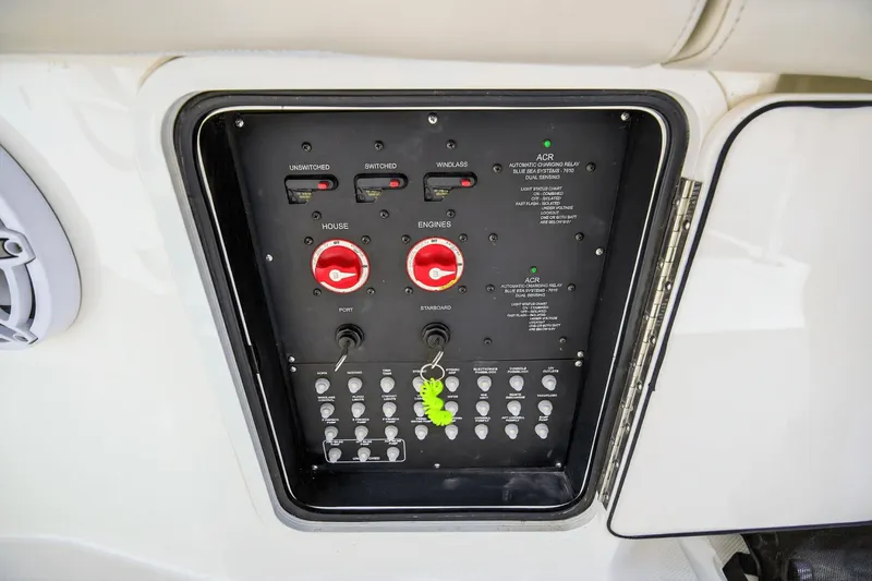 Slide: The Image of Boston Whaler 330 OUTRAGE 2021 - 75