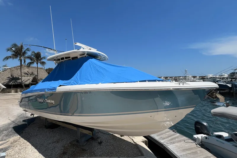 Slide: The Image of Boston Whaler 330 OUTRAGE 2021 - 78