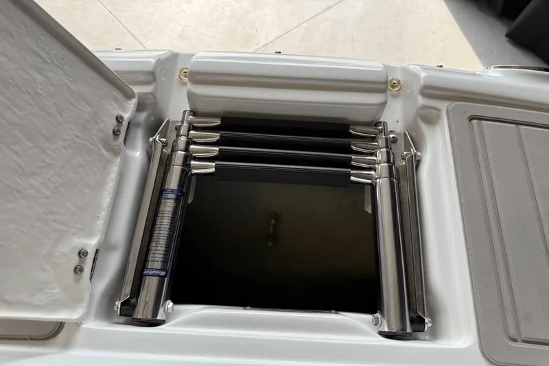 Slide: The Image of Crownline Boats E23 2018 - 102