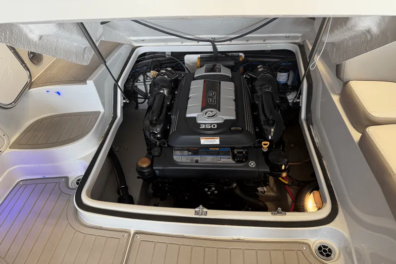 Slide: The Image of Crownline Boats E23 2018 - 27