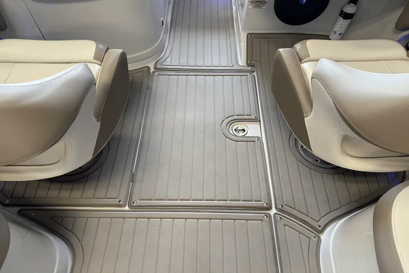 Slide: The Image of Crownline Boats E23 2018 - 38