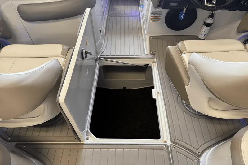 Slide: The Image of Crownline Boats E23 2018 - 39