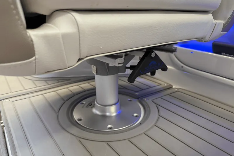 Slide: The Image of Crownline Boats E23 2018 - 48