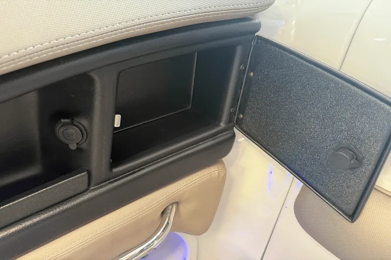 Slide: The Image of Crownline Boats E23 2018 - 51