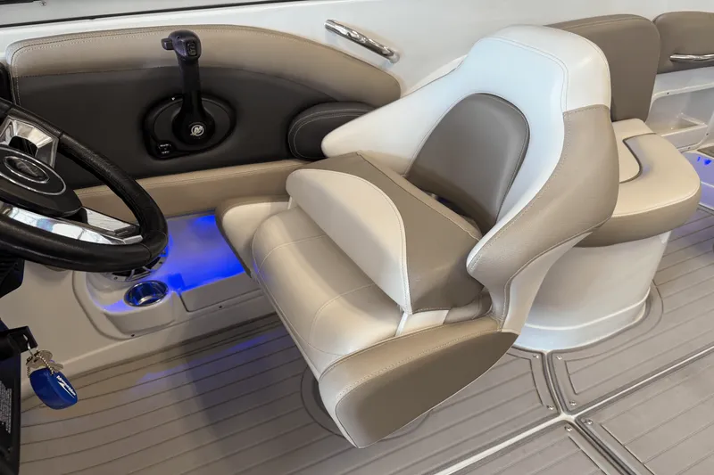 Slide: The Image of Crownline Boats E23 2018 - 62