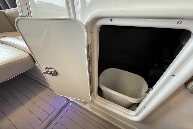 Slide: The Image of Crownline Boats E23 2018 - 84