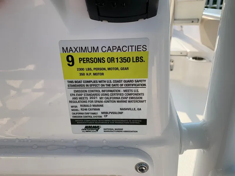 Slide: The Image of Robalo 246 Cayman 2024 - 17