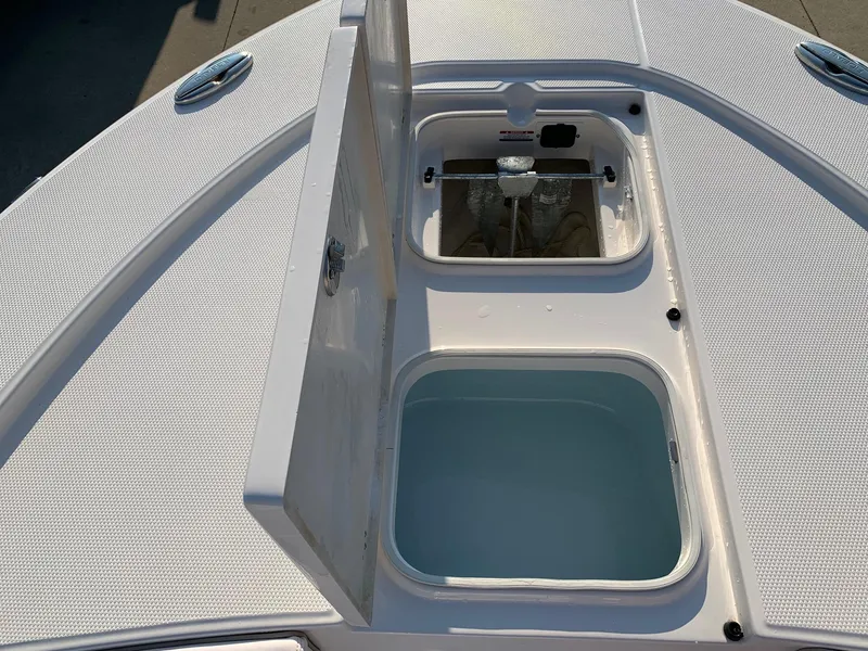 Slide: The Image of Robalo 246 Cayman 2024 - 26