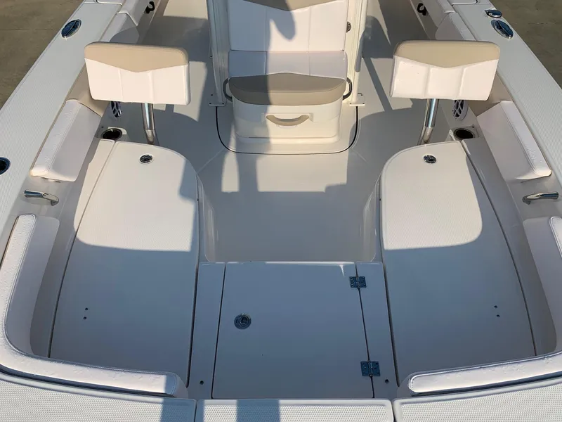 Slide: The Image of Robalo 246 Cayman 2024 - 27