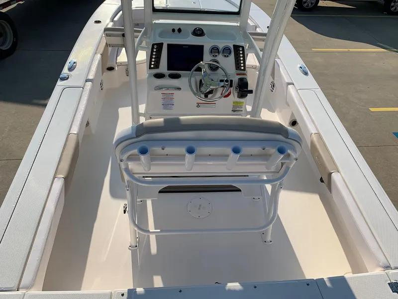 Slide: The Image of Robalo 246 Cayman 2024 - 6