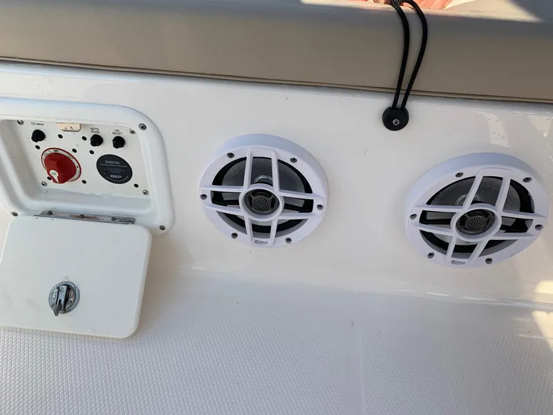 Slide: The Image of Robalo 246 Cayman 2024 - 10