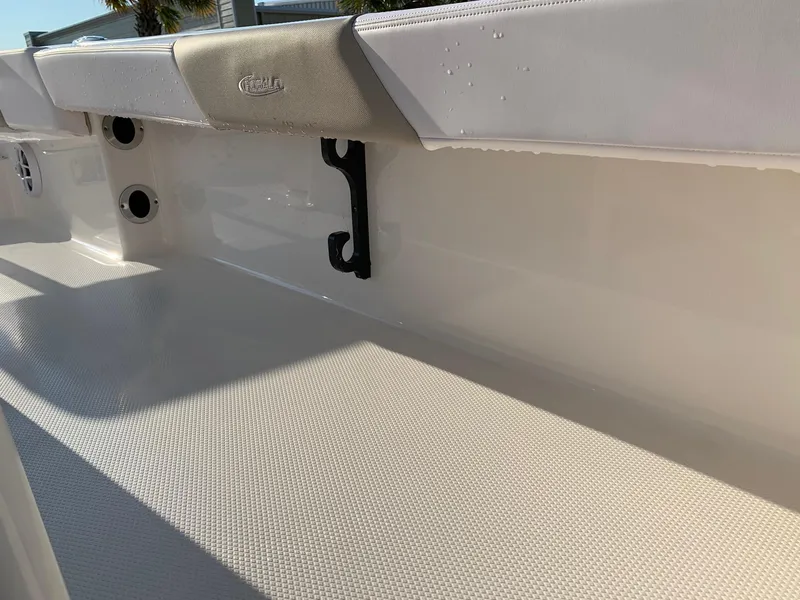 Slide: The Image of Robalo 246 Cayman 2024 - 12