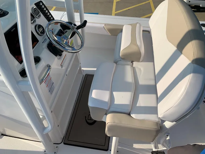 Slide: The Image of Robalo 246 Cayman 2024 - 18