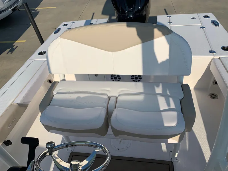 Slide: The Image of Robalo 246 Cayman 2024 - 19