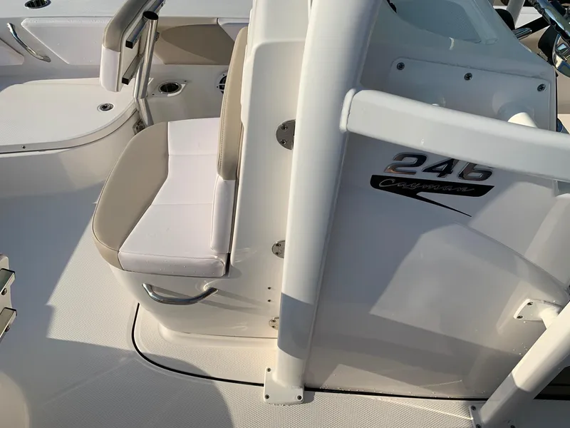 Slide: The Image of Robalo 246 Cayman 2024 - 20