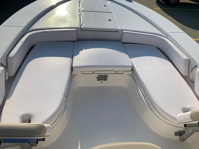 Slide: The Image of Robalo 246 Cayman 2024 - 22