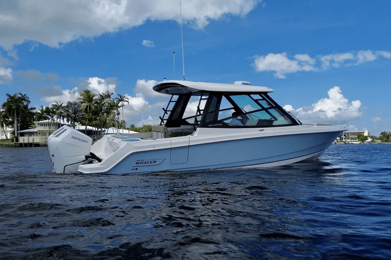 Slide: The Image of Boston Whaler 330 Vantage 2026 - 12