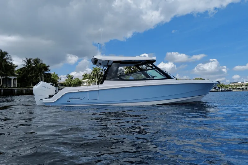 Slide: The Image of Boston Whaler 330 Vantage 2026 - 13
