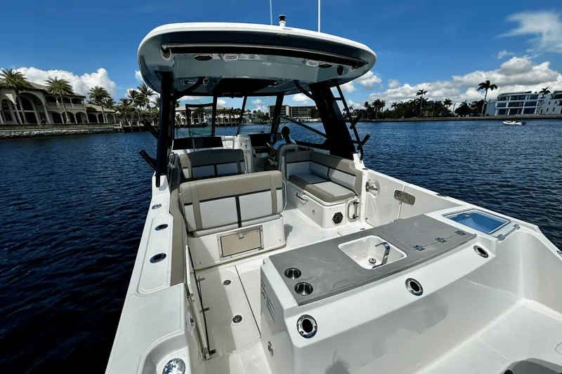 Slide: The Image of Boston Whaler 330 Vantage 2026 - 14