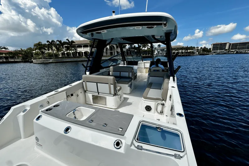 Slide: The Image of Boston Whaler 330 Vantage 2026 - 15