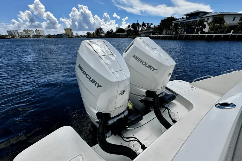 Slide: The Image of Boston Whaler 330 Vantage 2026 - 16