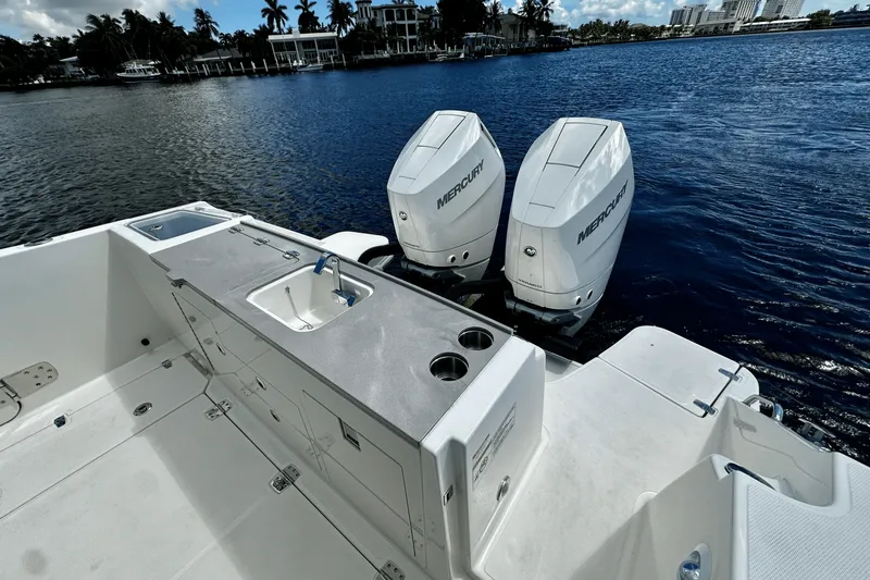 Slide: The Image of Boston Whaler 330 Vantage 2026 - 17