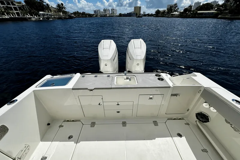 Slide: The Image of Boston Whaler 330 Vantage 2026 - 18
