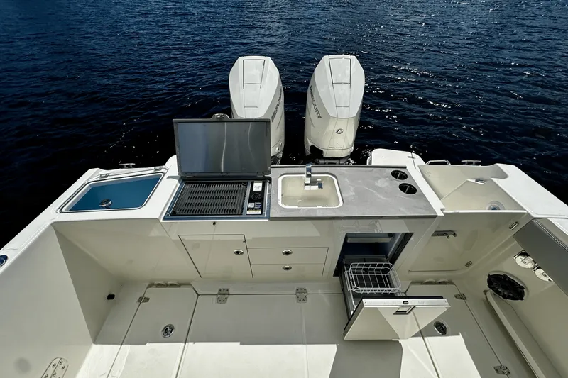 Slide: The Image of Boston Whaler 330 Vantage 2026 - 19