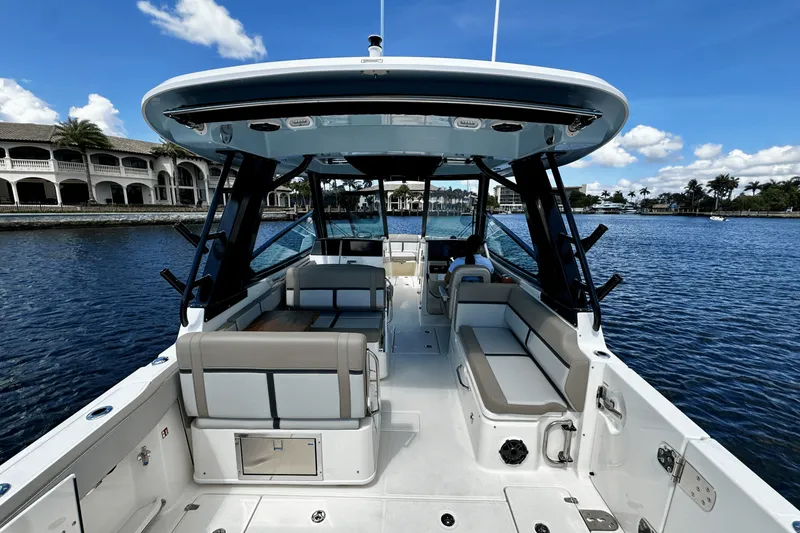 Slide: The Image of Boston Whaler 330 Vantage 2026 - 20