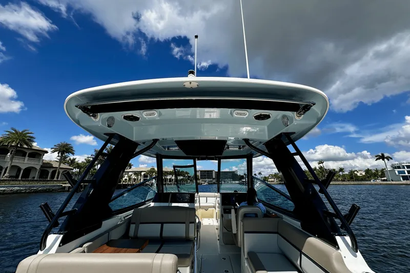 Slide: The Image of Boston Whaler 330 Vantage 2026 - 21
