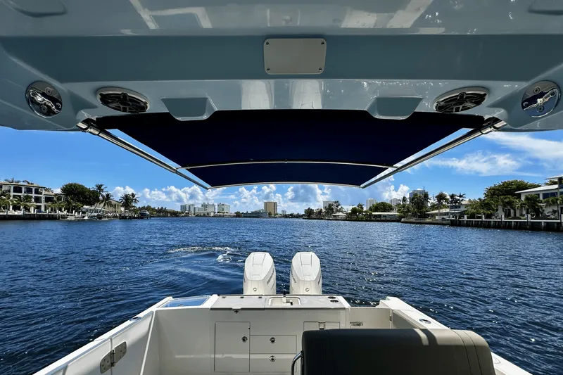 Slide: The Image of Boston Whaler 330 Vantage 2026 - 22