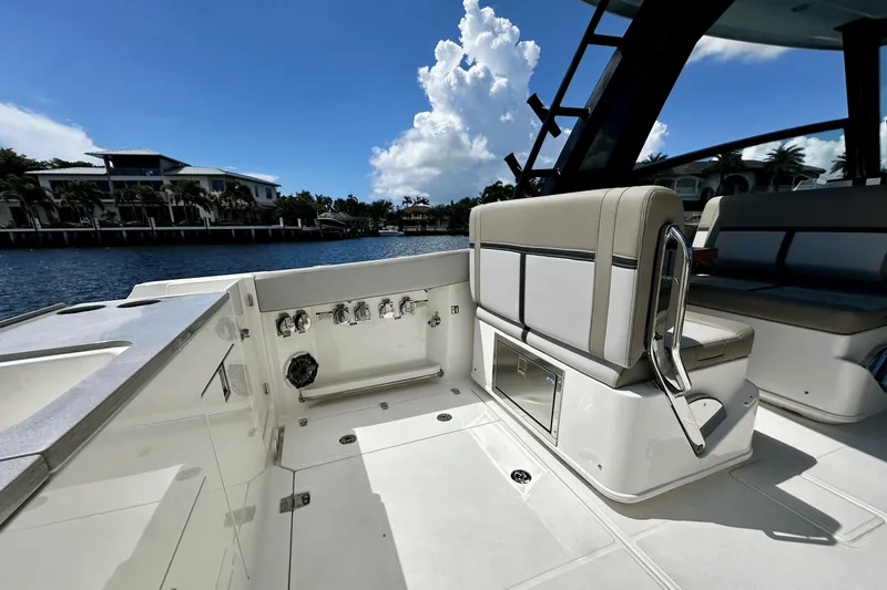 Slide: The Image of Boston Whaler 330 Vantage 2026 - 23