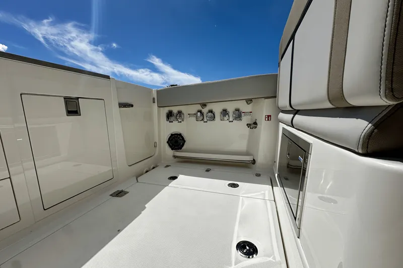 Slide: The Image of Boston Whaler 330 Vantage 2026 - 24