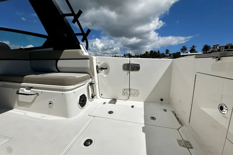 Slide: The Image of Boston Whaler 330 Vantage 2026 - 25