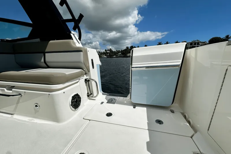 Slide: The Image of Boston Whaler 330 Vantage 2026 - 26