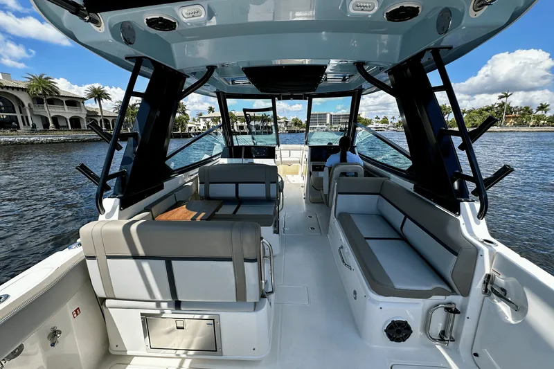 Slide: The Image of Boston Whaler 330 Vantage 2026 - 27