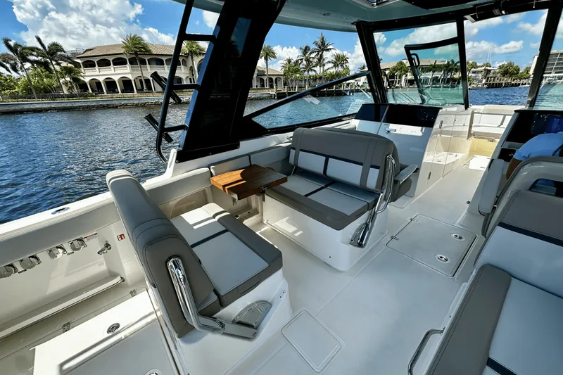 Slide: The Image of Boston Whaler 330 Vantage 2026 - 29