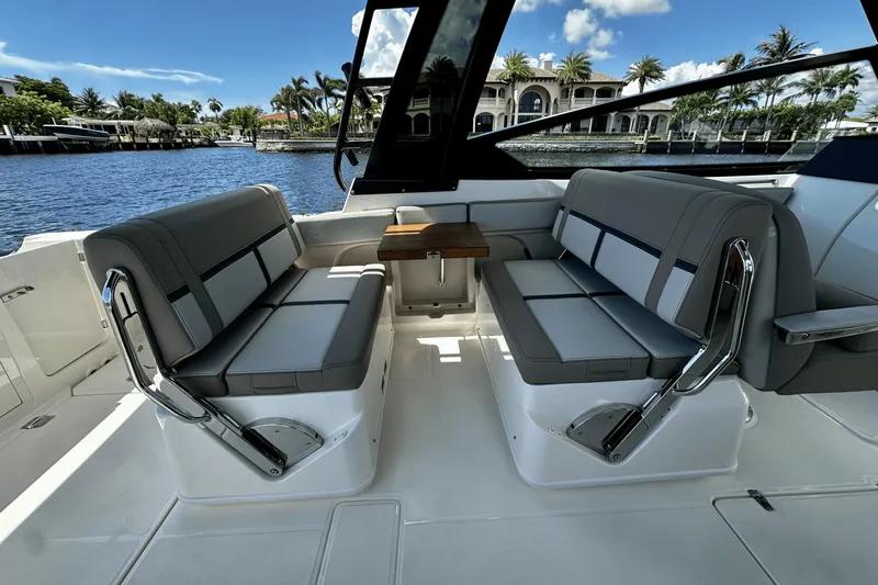 Slide: The Image of Boston Whaler 330 Vantage 2026 - 30