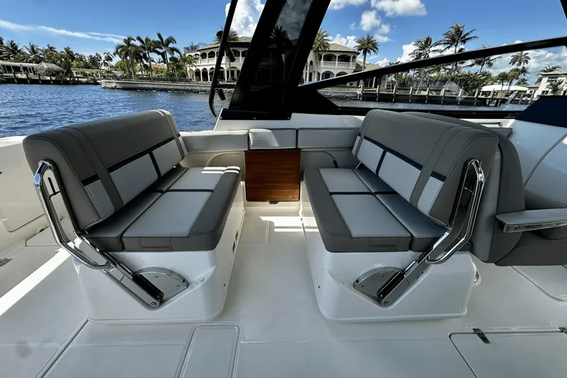 Slide: The Image of Boston Whaler 330 Vantage 2026 - 31