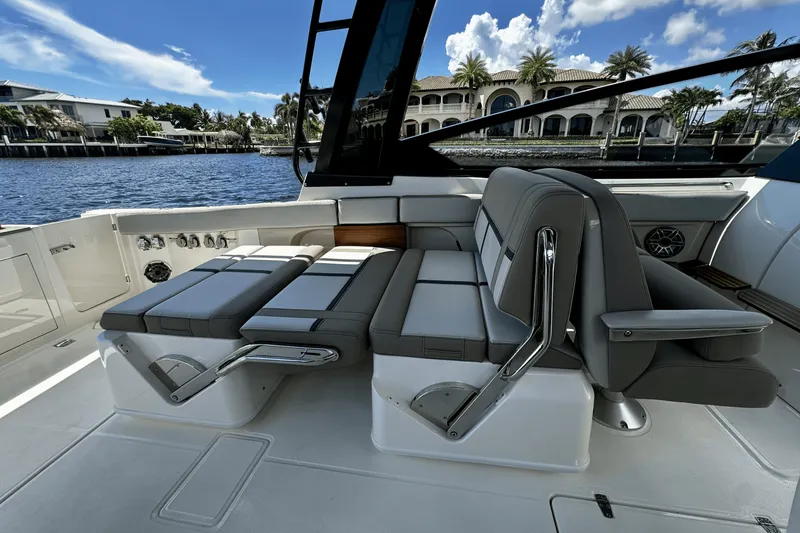 Slide: The Image of Boston Whaler 330 Vantage 2026 - 32