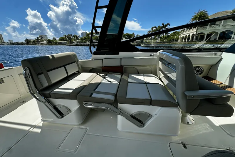 Slide: The Image of Boston Whaler 330 Vantage 2026 - 33