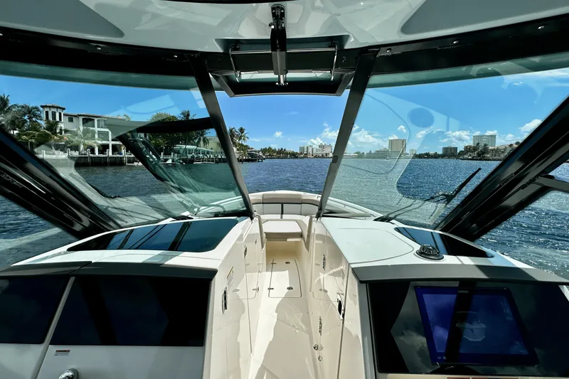 Slide: The Image of Boston Whaler 330 Vantage 2026 - 34